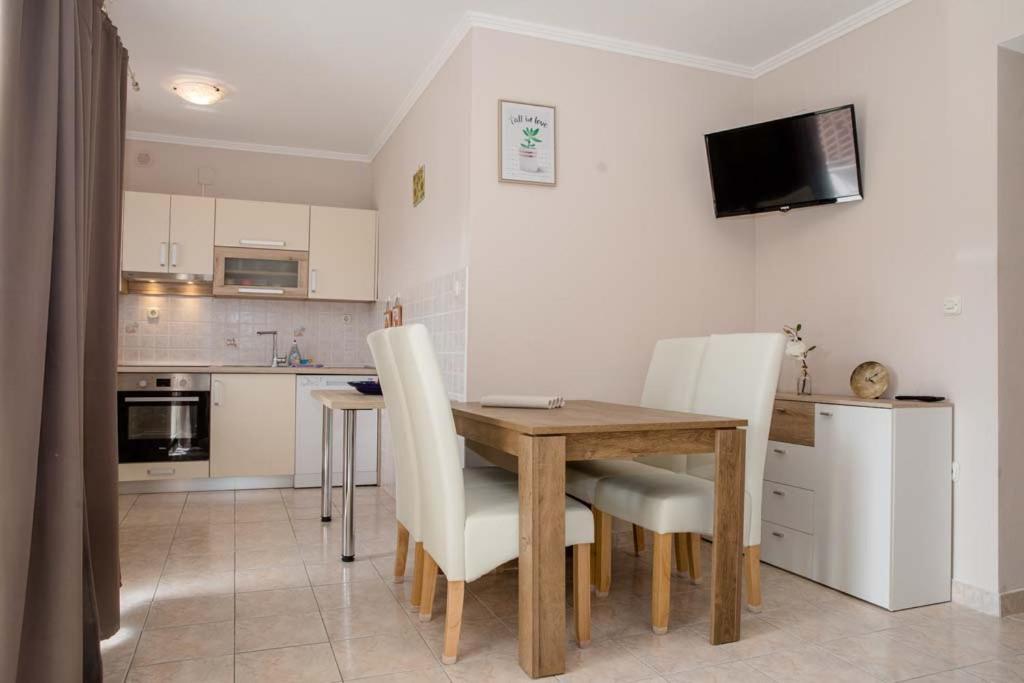 לופאר Apartmani Ana & Milo מראה חיצוני תמונה
